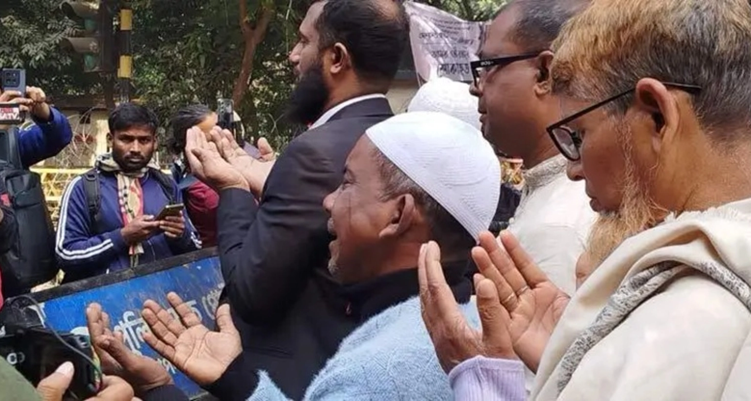 খালেদা জিয়ার কবর জিয়ারতে এসে অঝোরে কান্না