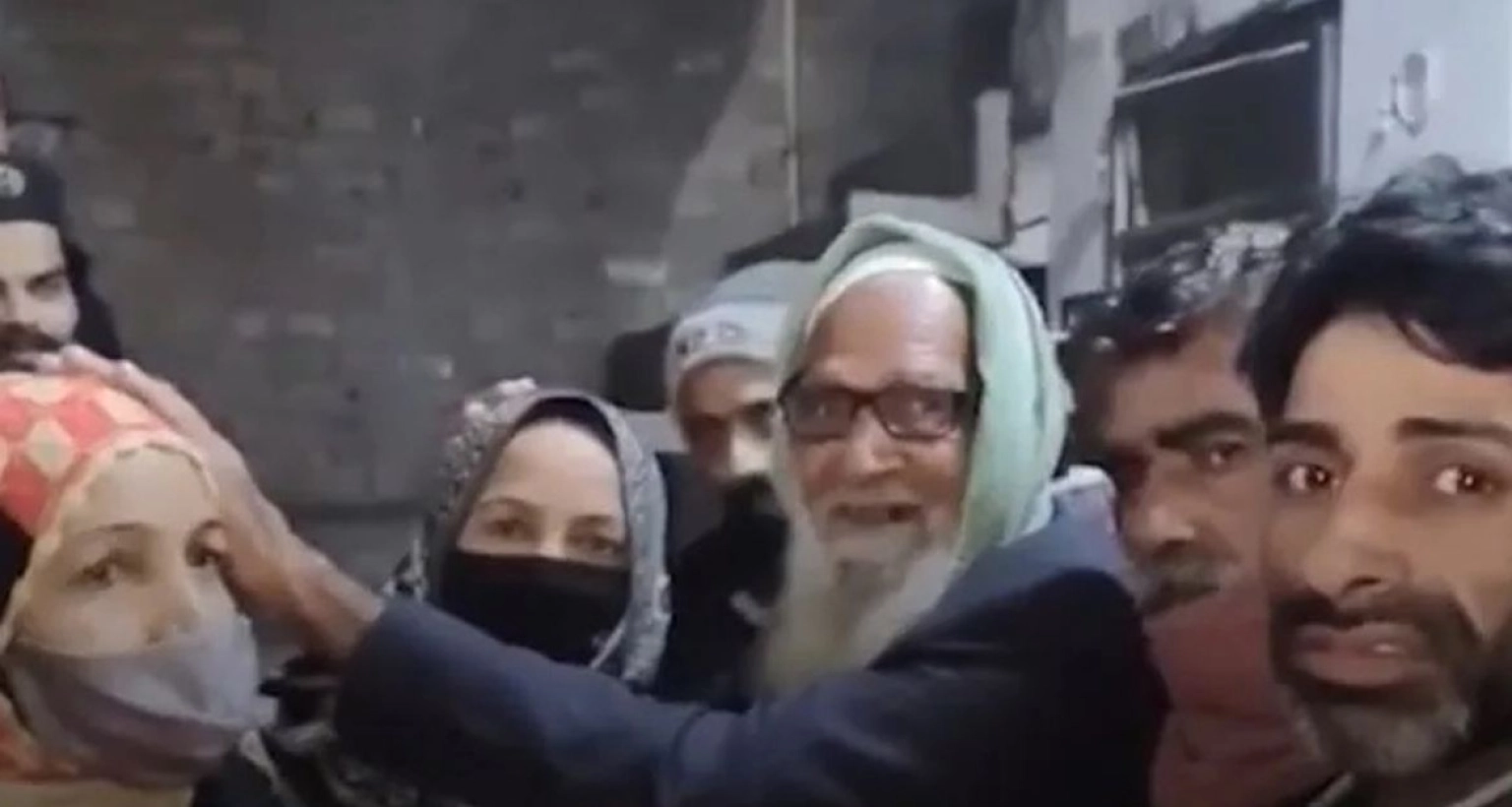 দীর্ঘ ২৯ বছর আগে নিখোঁজ, বাড়ি ফিরে দেখেন বাবা-ভাইসহ বেঁচে নেই অনেকে 