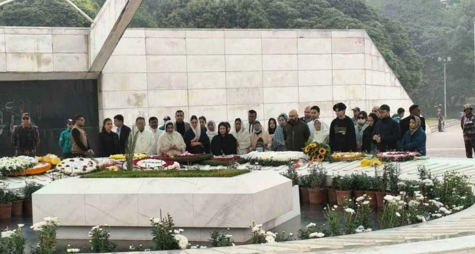 প্রিয় দাদির কবর জিয়ারত করলেন নাতনি জাইমা রহমান