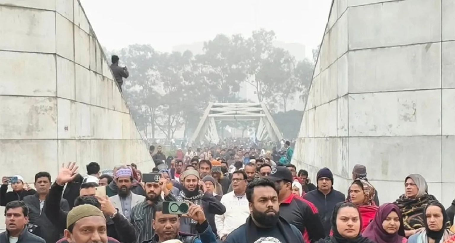 খালেদা জিয়ার কবর জিয়ারত করতে মানুষের ঢল