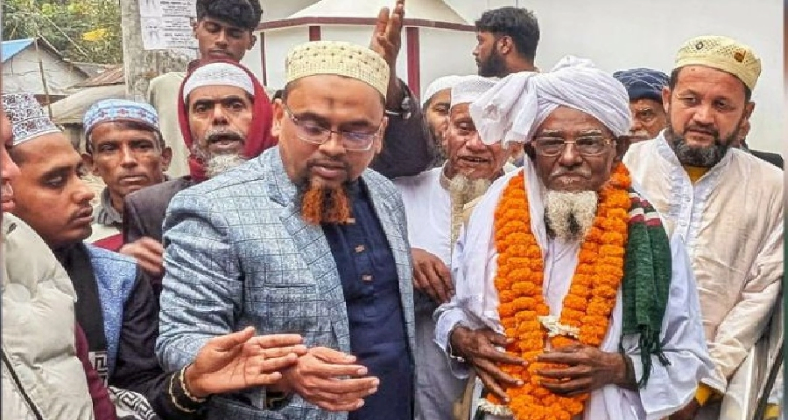 মাত্র ১৩ বছর বয়সে যোগদান, টানা ৭২ বছর ইমামতি, আবেগঘন বিদায়