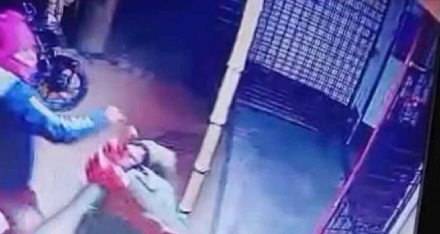 বোমা বিস্ফোরণ ঘটিয়ে টাকা ছিনতাই