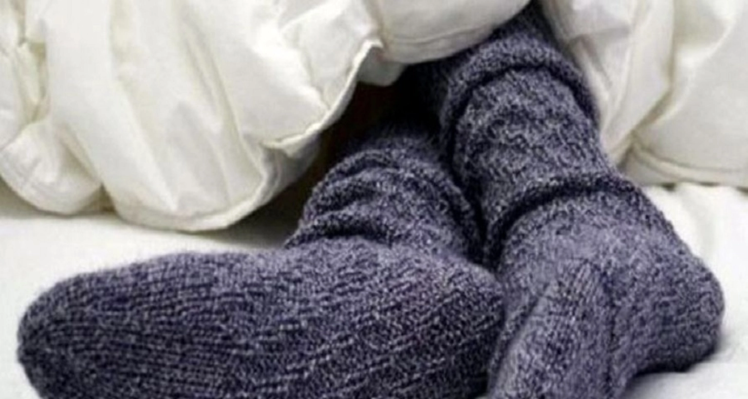 মোজা পরে ঘুমানো স্বাস্থ্যের জন্য ক্ষতিকর, নাকি উপকারী?