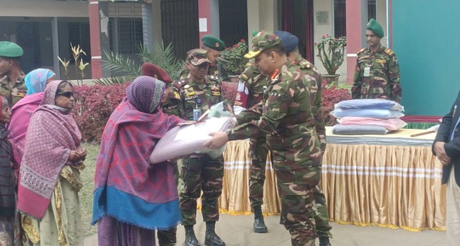অস্বচ্ছল, ছিন্নমূলদের মাঝে শীতবস্ত্র বিতরণ করলেন সেনাবাহিনী