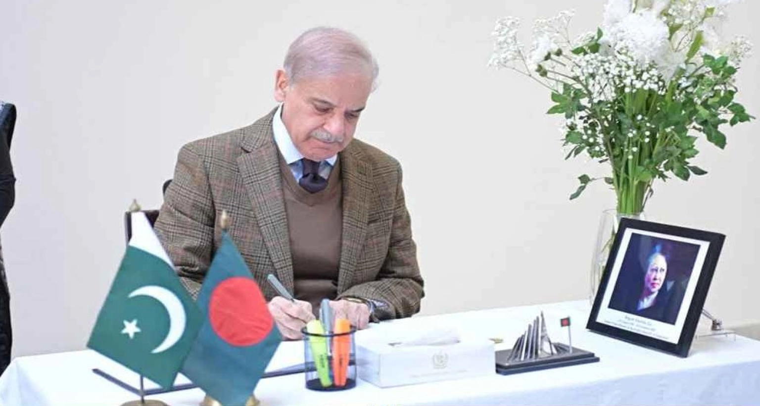 খালেদা জিয়ার প্রতি শ্রদ্ধা জানাতে বাংলাদেশ হাই কমিশনে শেহবাজ শরীফ