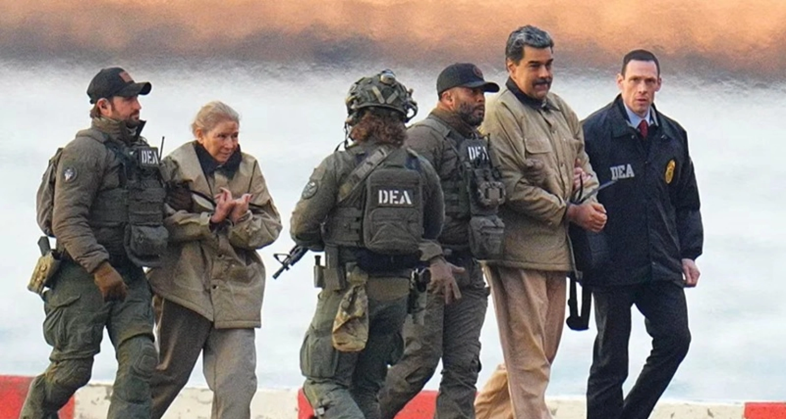 পা খুঁড়িয়ে চলা মাদুরোকে টেনেহিঁচড়ে নামানো হলো হেলিকপ্টার থেকে