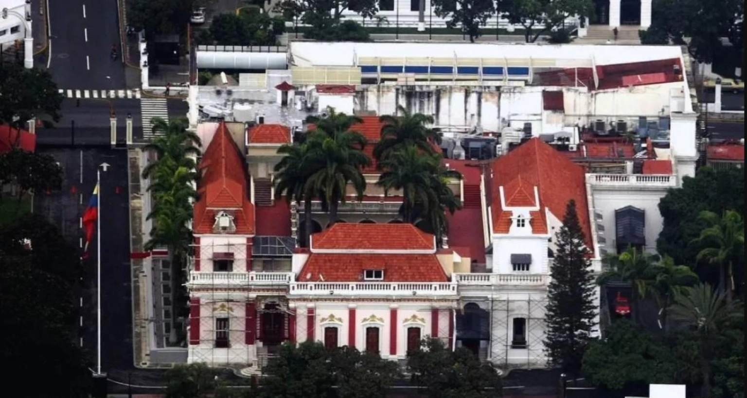 ভেনেজুয়েলার প্রেসিডেন্ট প্যালেসে গোলাগুলি, বিমান বিধ্বংসী গোলা নিক্ষেপ!