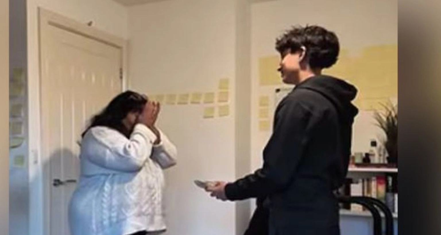 ১৭ বছর বয়সী ছেলের কাণ্ডে অঝোরে কাঁদলেন একমা