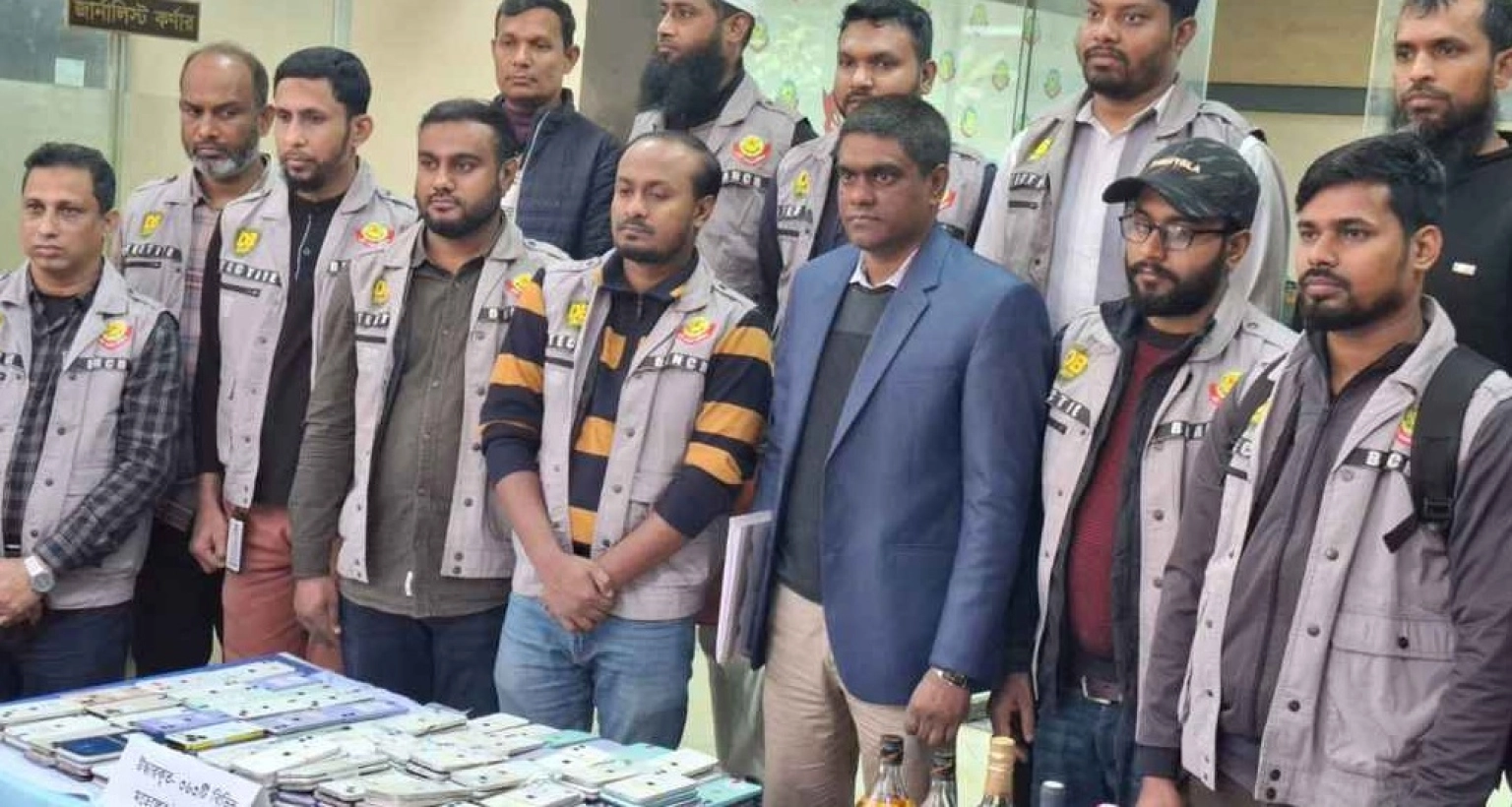 ঢাকায় মিলল আইফোনের কারখানা, সক্রিয় চীনা প্রতারক চক্র