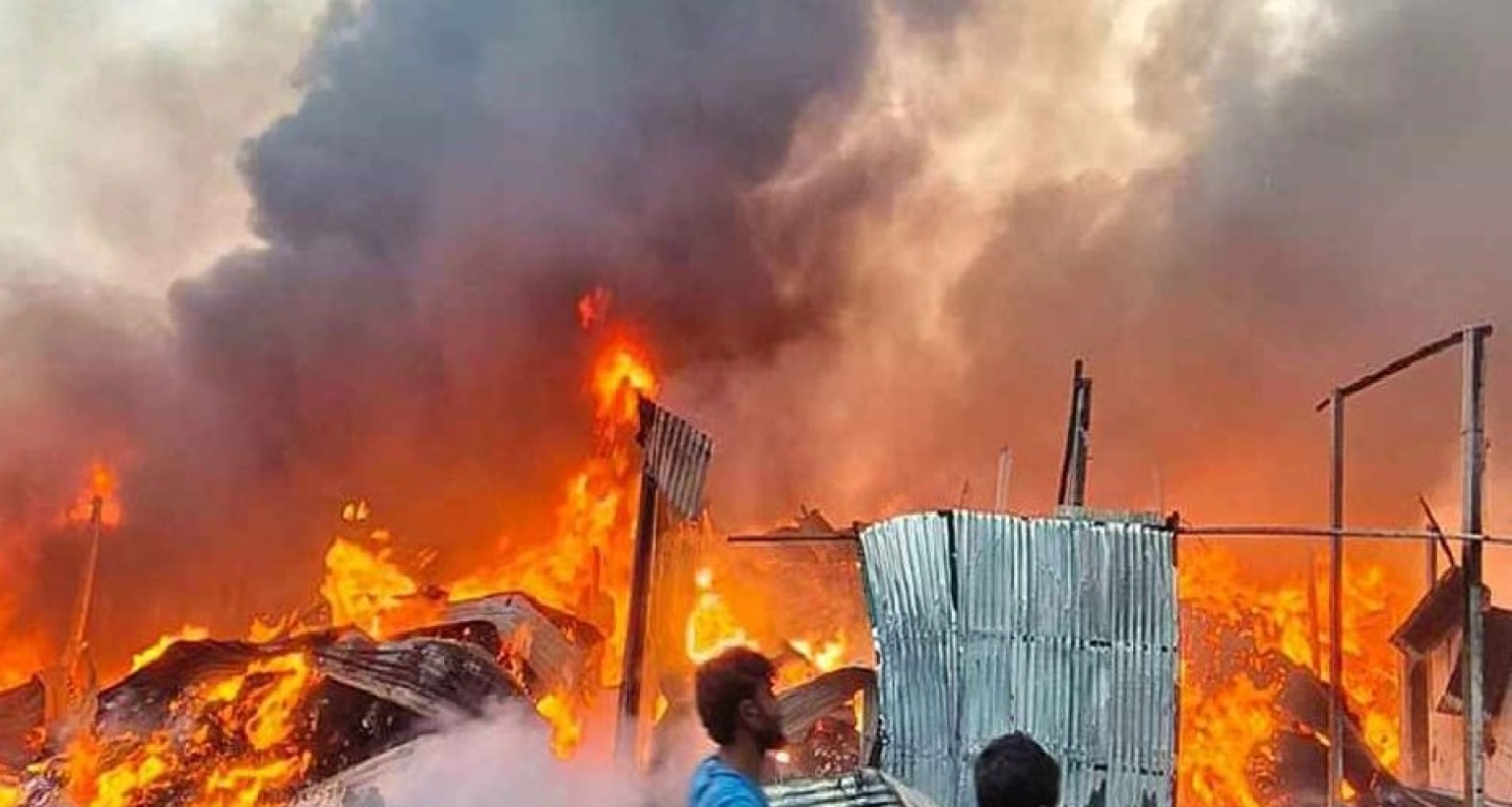 মুহূর্তেই আগুন ছড়িয়ে পড়ে একাধিক ঝুট গোডাউনে 