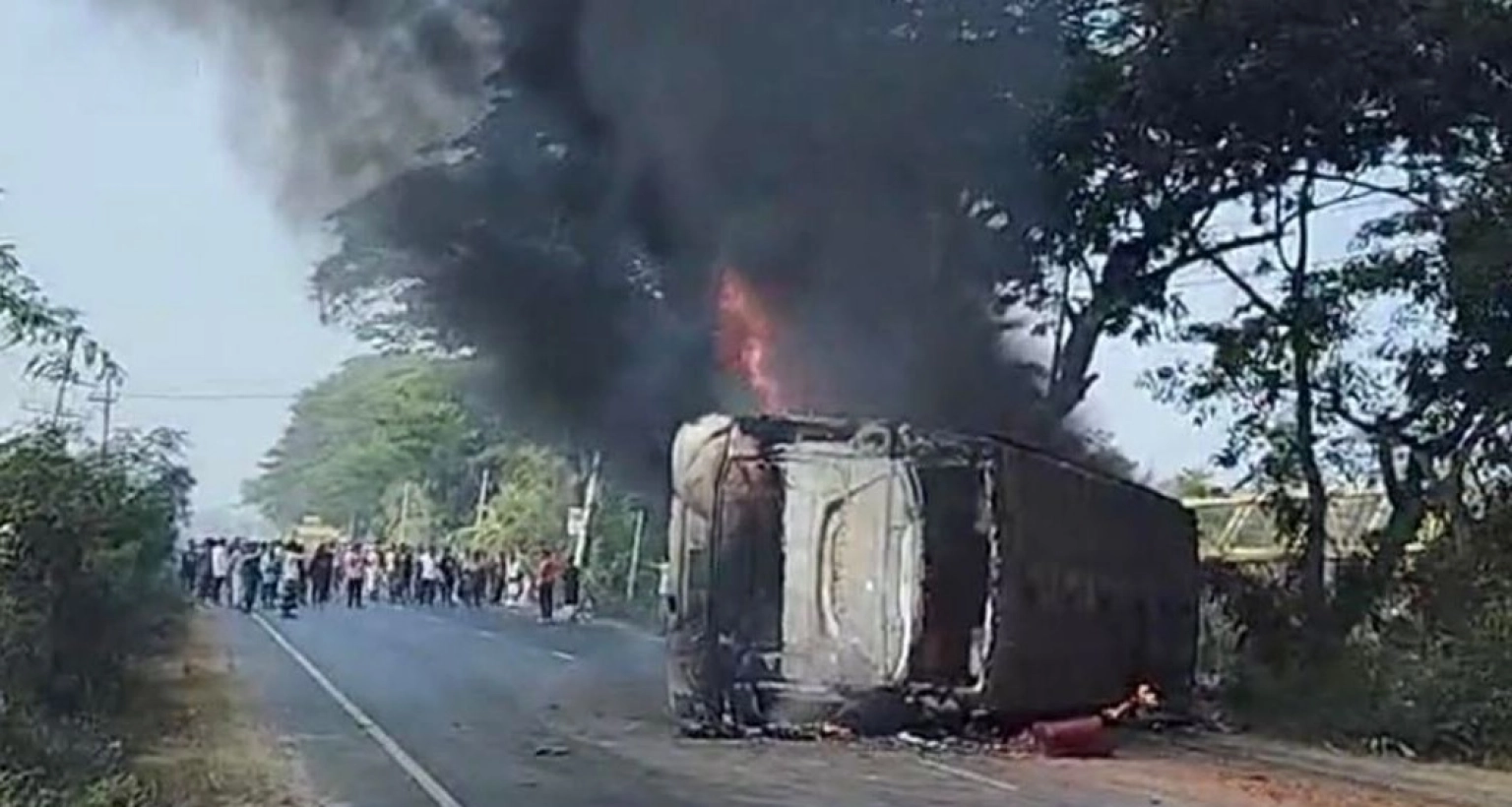 চলন্ত-বাসে-ভয়াবহ-আগুন-ঘটনাস্থলেই-৪-জনের-মৃত্যু