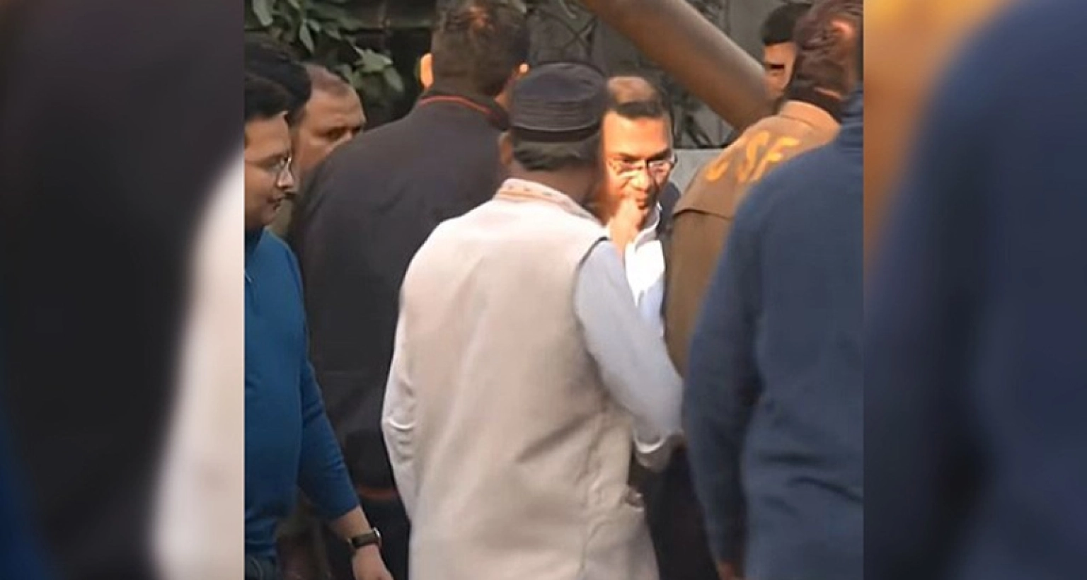 পায়ে হেঁটে বাসা থেকে অফিসে গেলেন তারেক রহমান