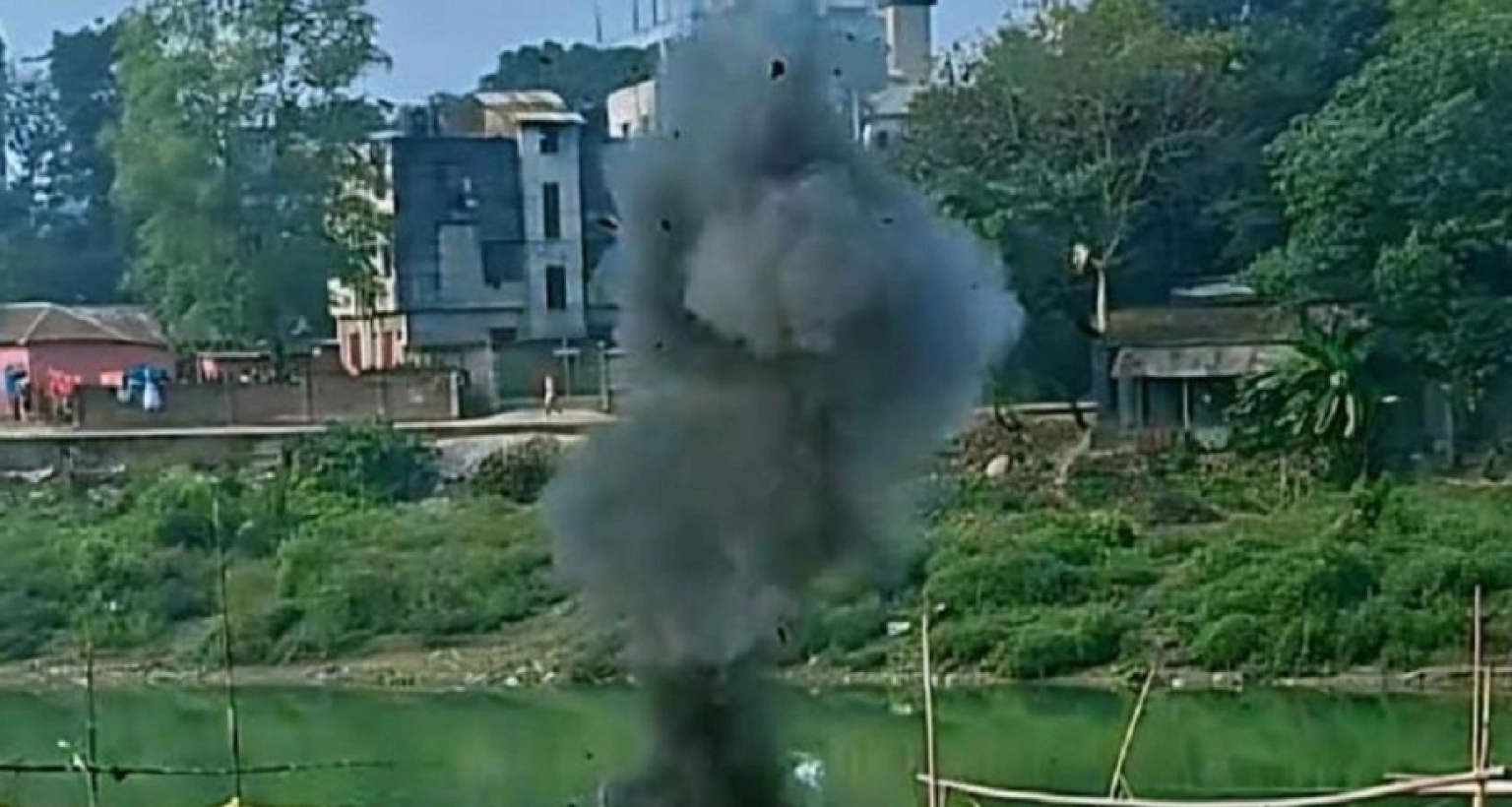 ফরিদপুরে-স্কুল-ব্যাগে-মিলল-শক্তিশালী-বোমা-ঘটনাস্থলে-সেনাবাহিনী-ও-পুলিশ