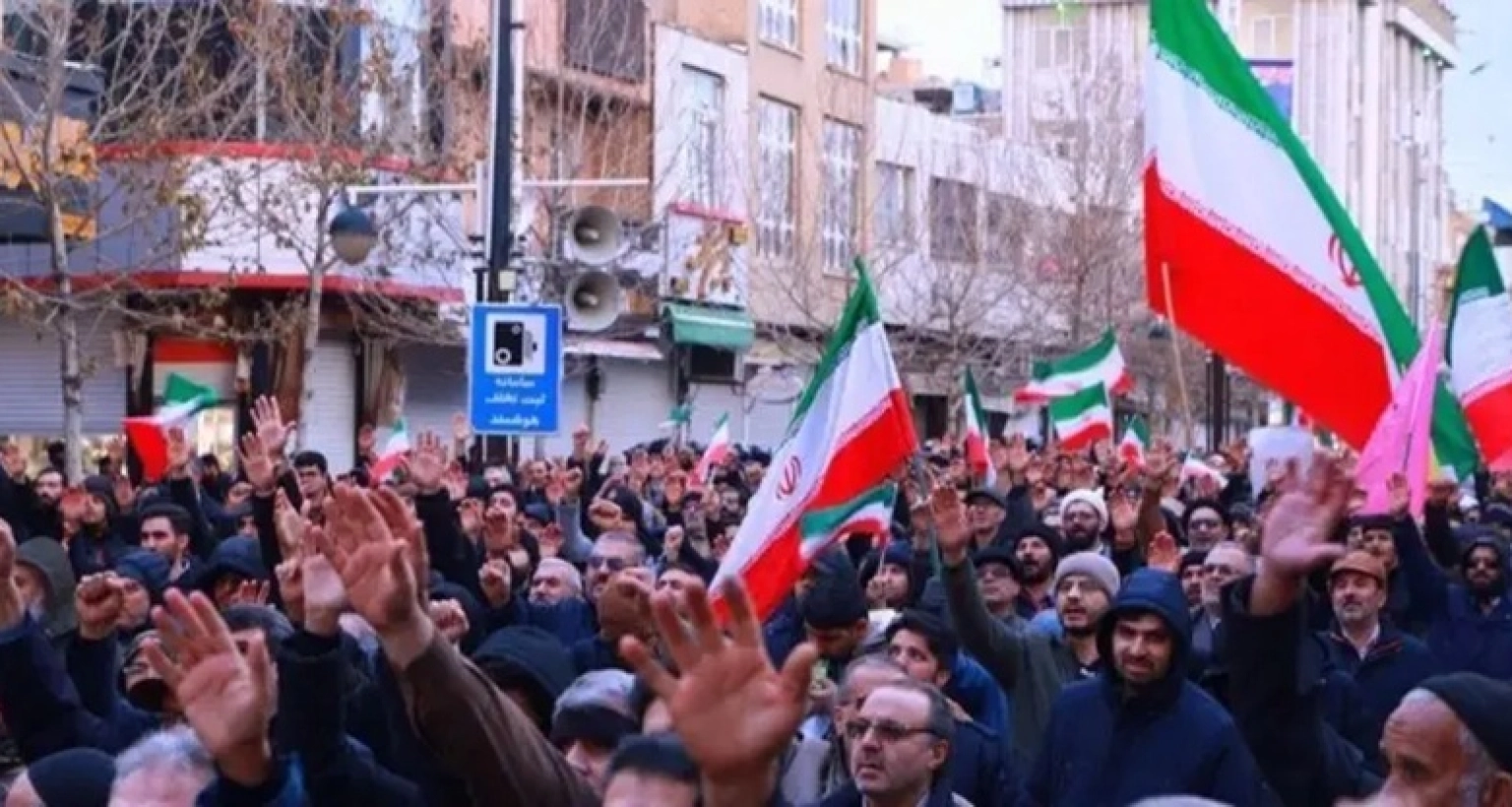 বিক্ষোভ নিস্তেজ হয়ে পড়ছে ইরানে, সরকারের পক্ষে বিশাল সমাবেশ