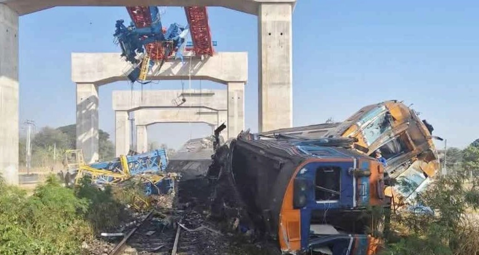 চলন্ত ট্রেনের ওপর ক্রেন ভেঙ্গে পড়ে ২২ জনের মৃত্যু