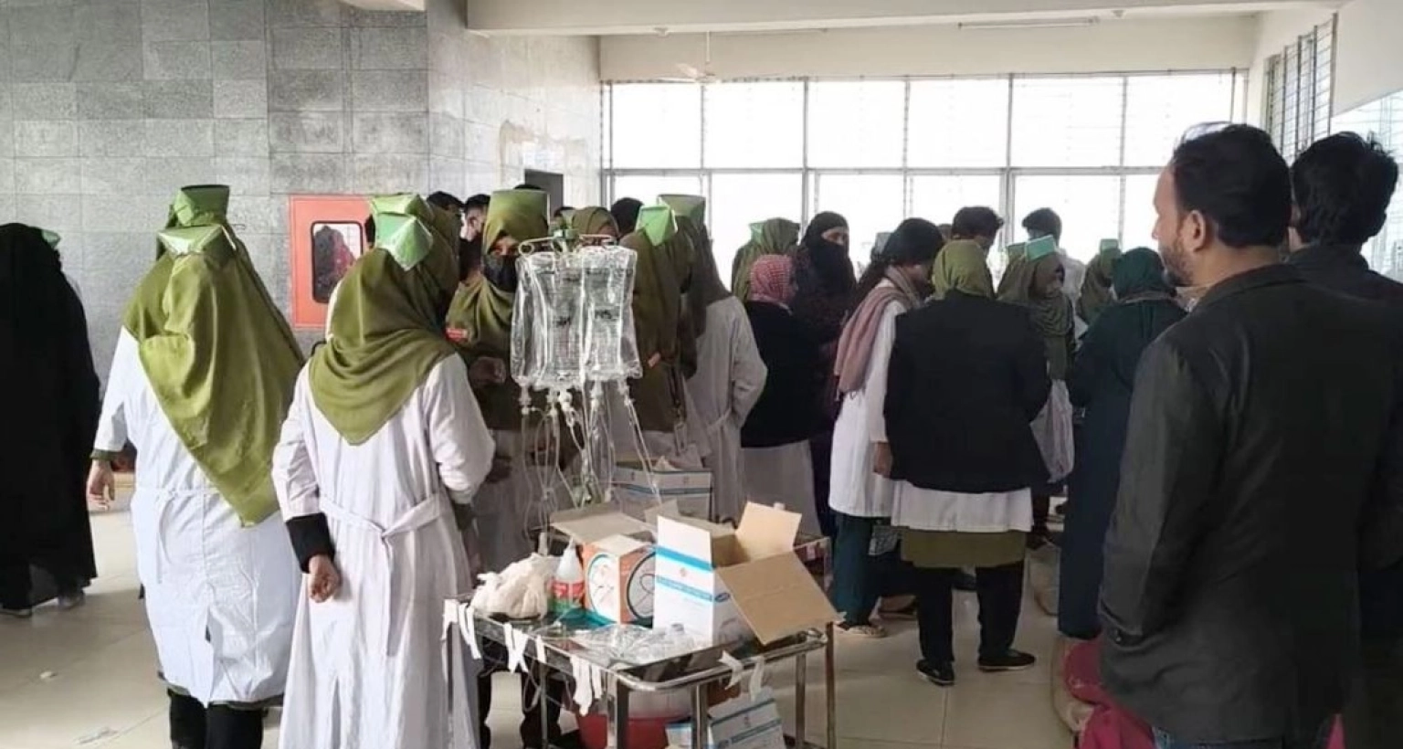  হঠাৎ মাথা ঘুরে মাটিতে লুটিয়ে পড়তে শুরু করে শতাধিক শ্রমিক