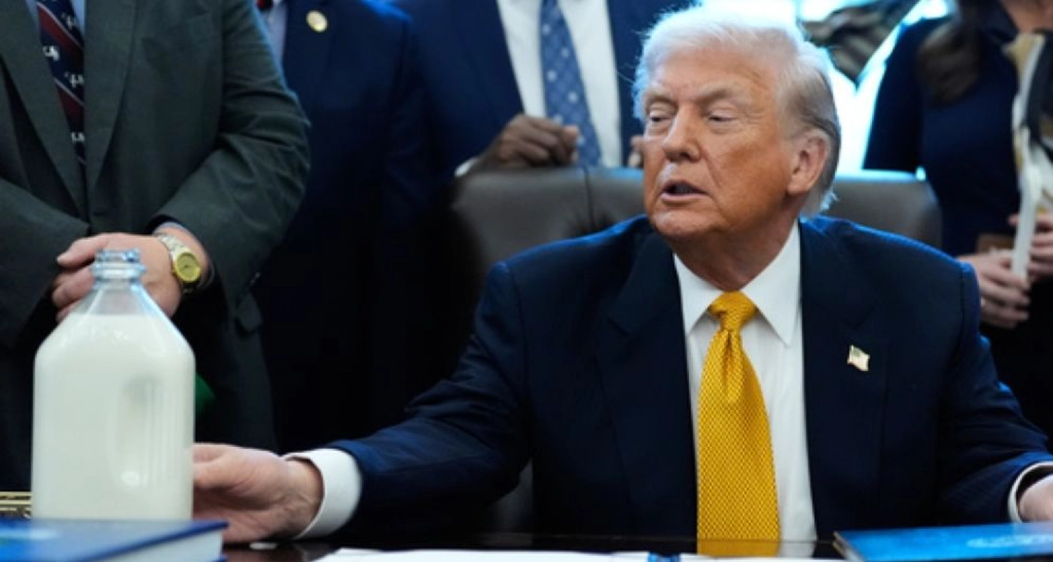 ট্রাম্পের-সামনে-৫-৬-দিনের-পুরোনো-দুধের-বোতল-রাখার-কারণ-জানা-গেল