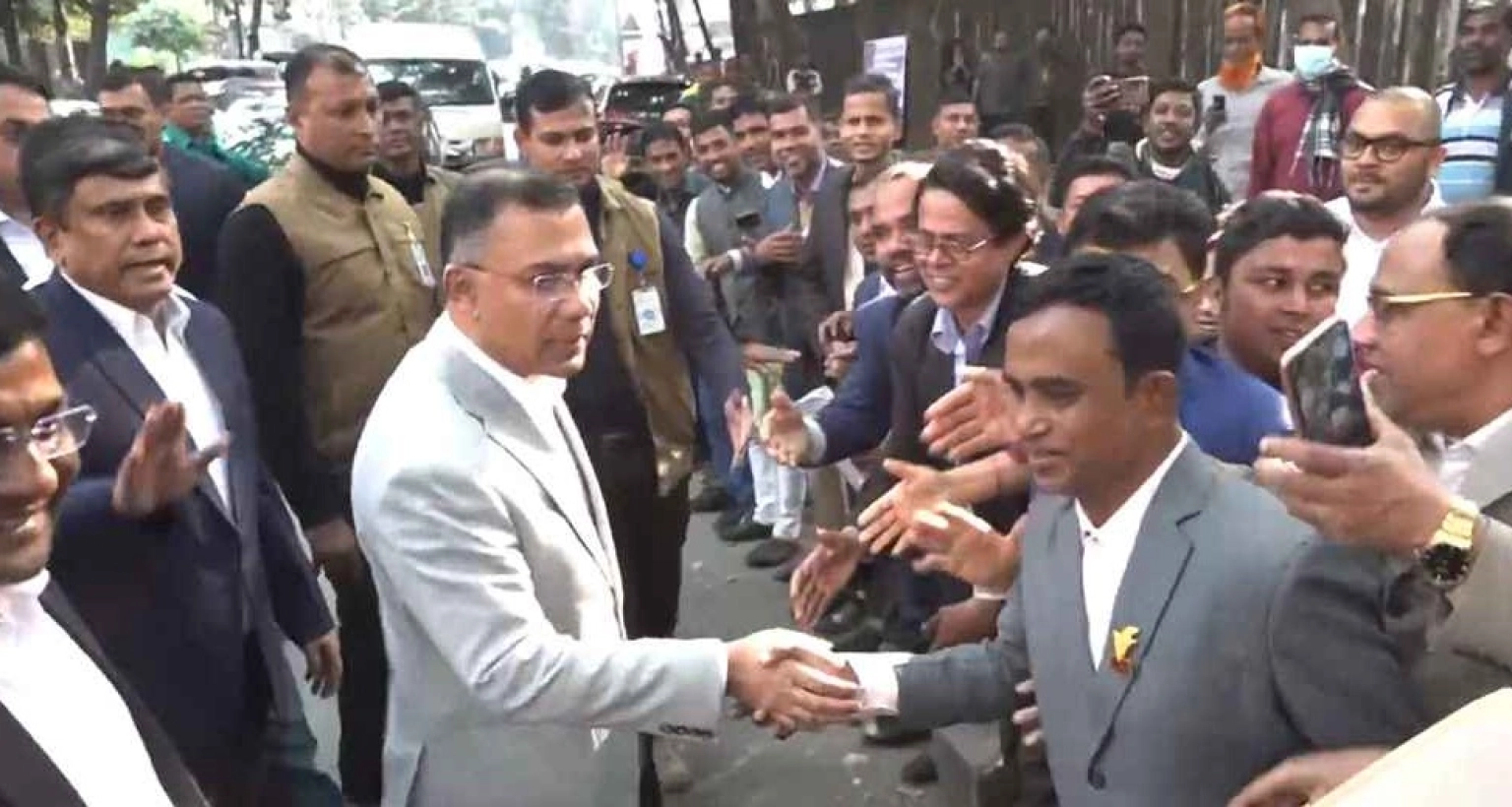 রাস্তায়-দাঁড়িয়ে-শিক্ষকদের-কথা-শুনলেন-তারেক-রহমান