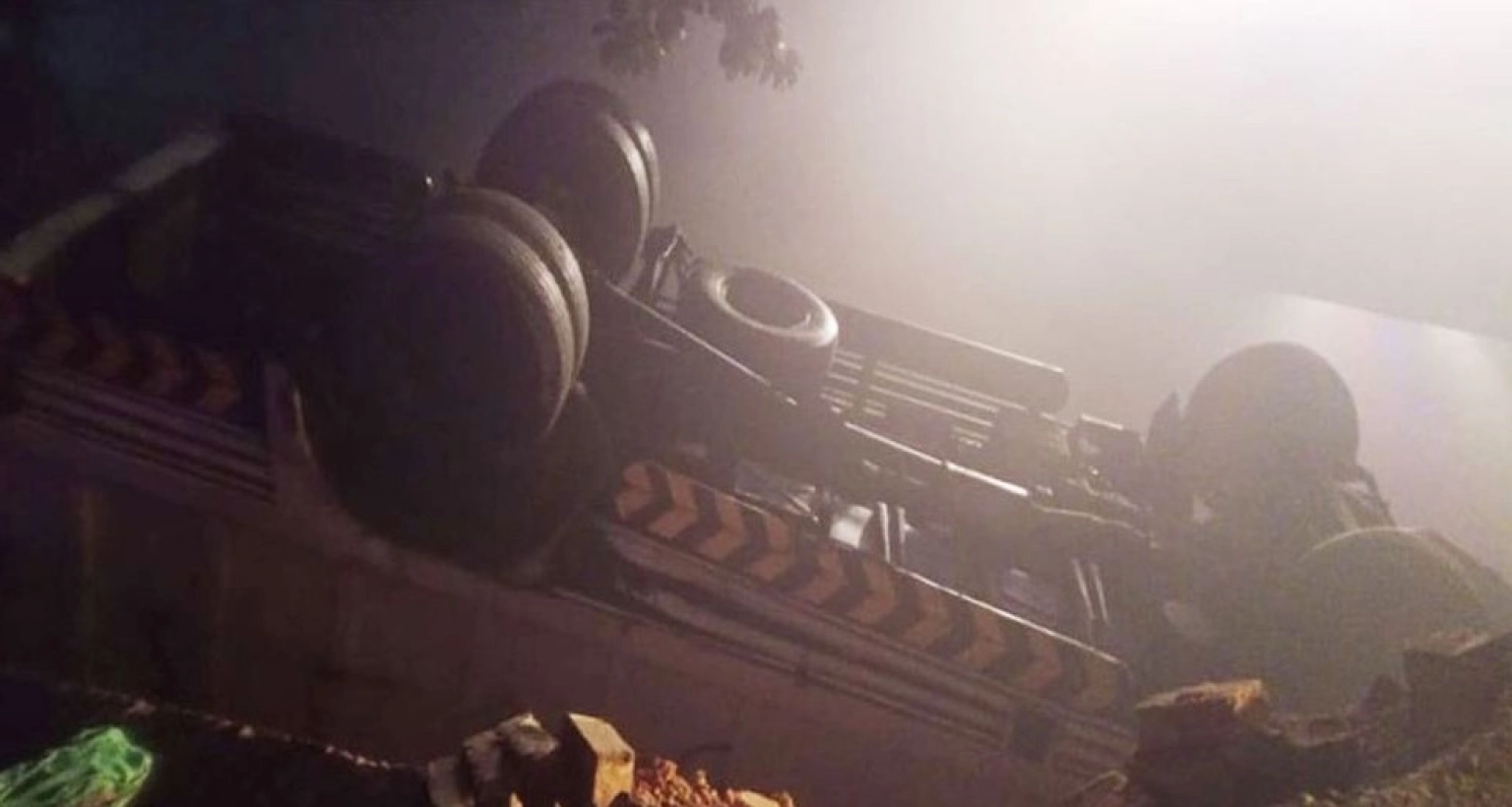 ঘন কুয়াশায় ট্রাক গিয়ে পড়ল খালে, একই পরিবারের ১৪ জনের মৃত্যু