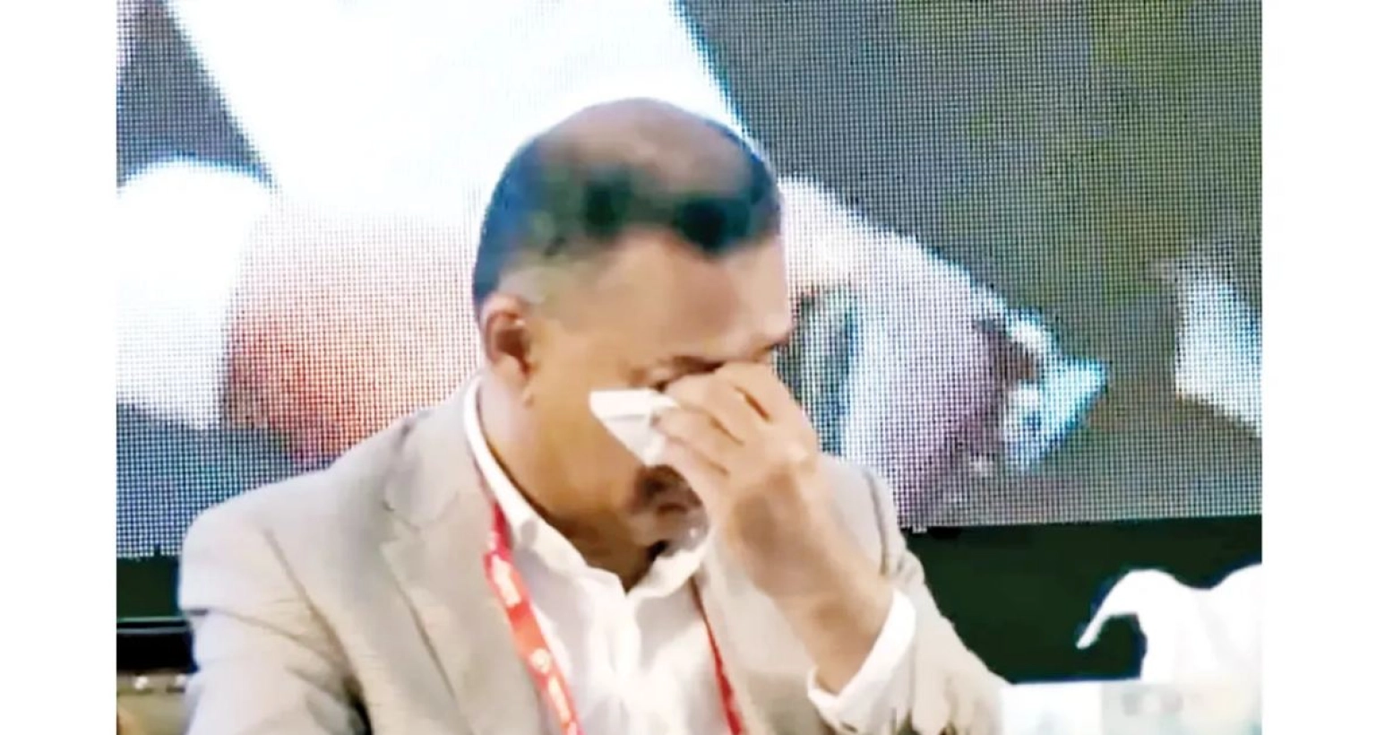 কেউ কেউ হাউমাউ করে কাঁদতে কাঁদতে তারেক রহমানকে জড়িয়ে ধরেন