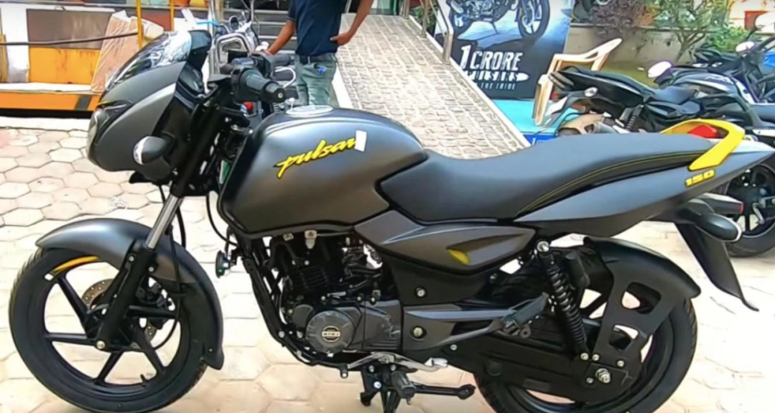 আইফোনের চেয়েও কম দাম, বেশি মাইলেজের Bajaj Pulsar Neon
