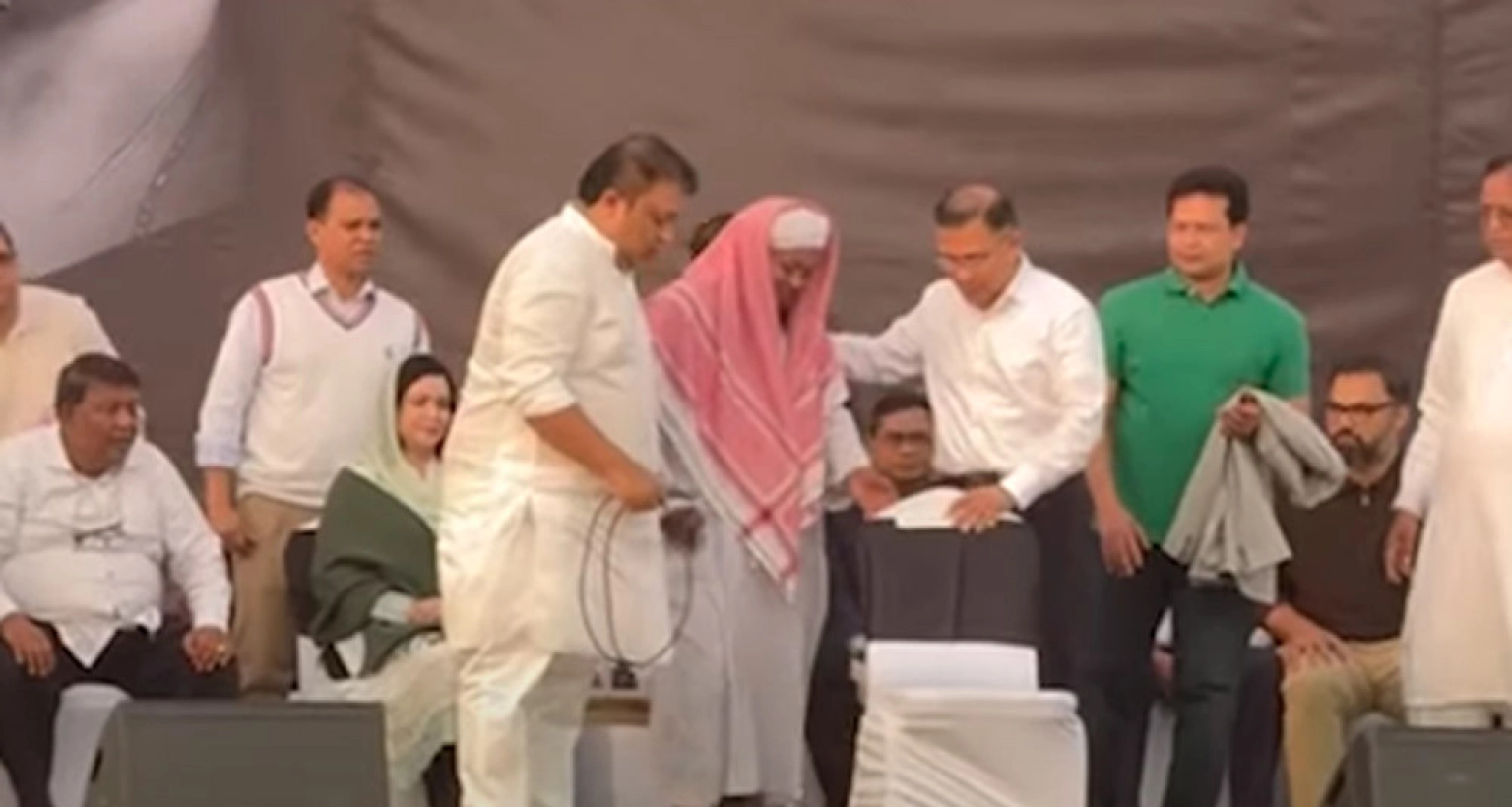 হুজুরকে নিজের চেয়ার এগিয়ে দিলেন তারেক রহমান