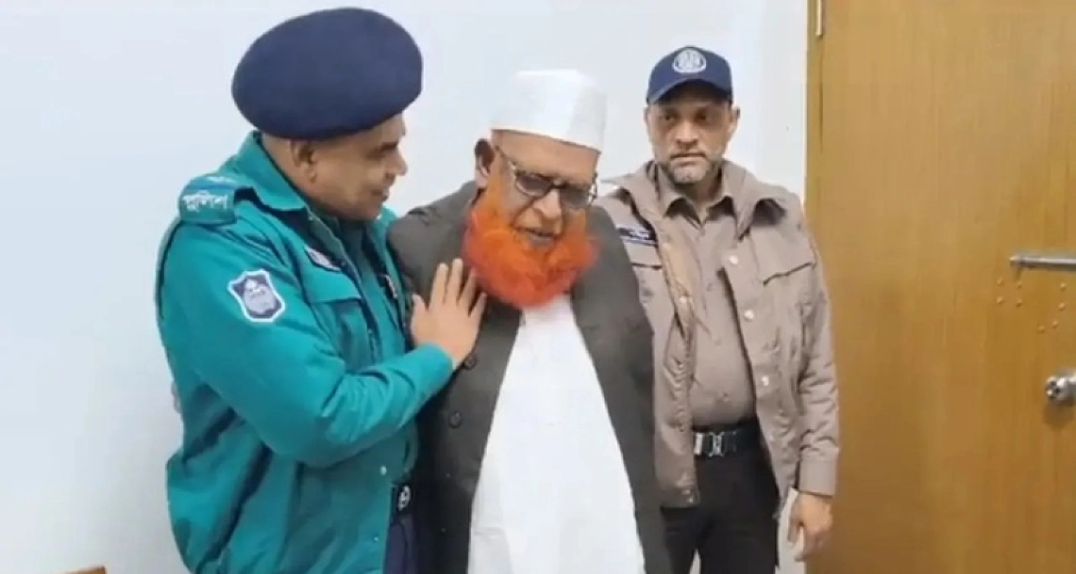 ট্রাইব্যুনালে আত্মসমর্পণ করলেন ফাঁসির আসামি আবুল কালাম আজাদ