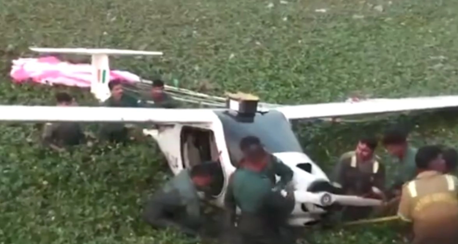 সোজা-গিয়ে-পুকুরে-আছড়ে-পড়ল-ভারতীয়-বিমান-