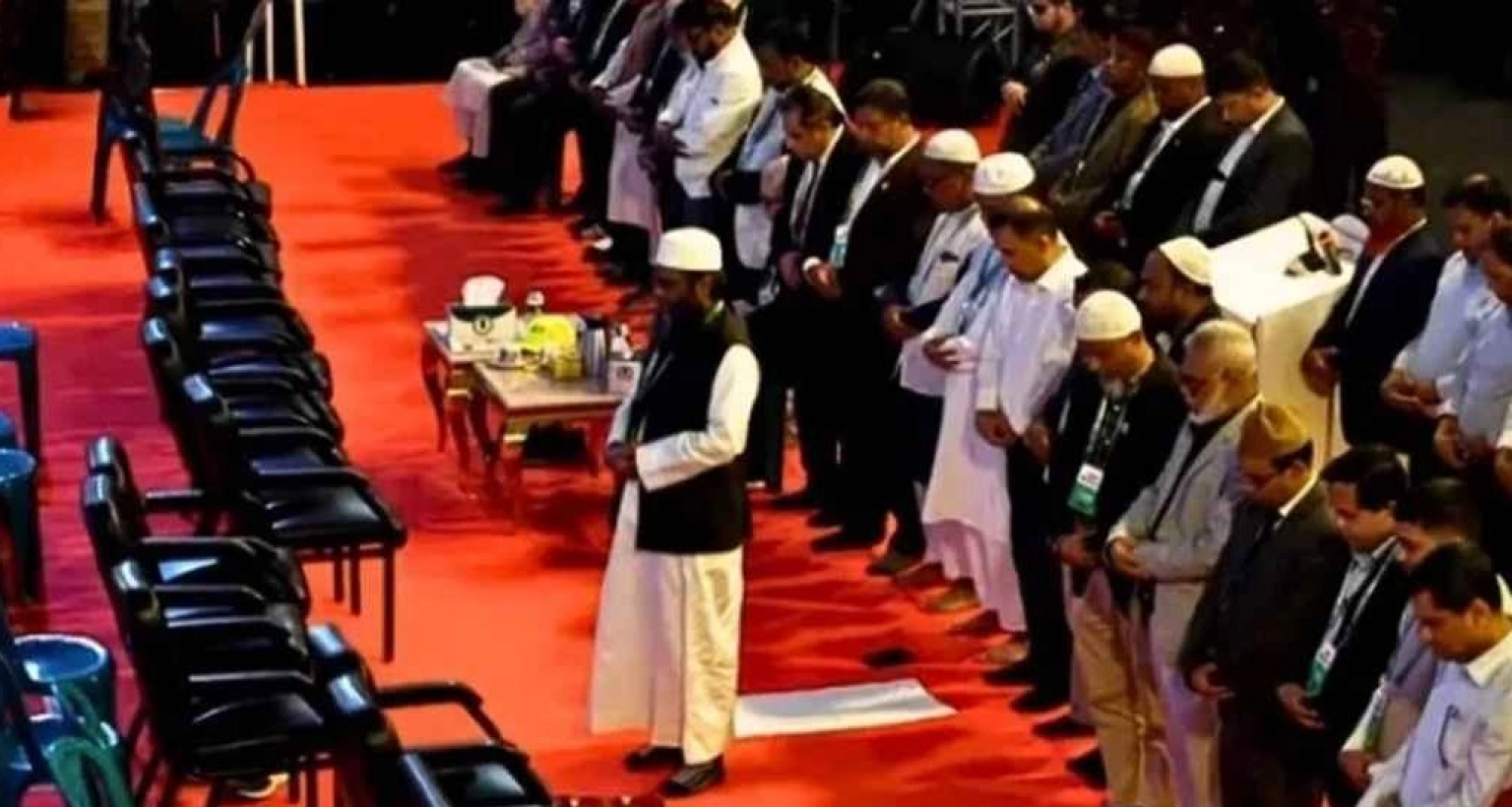 সমাবেশ মঞ্চেই নামাজ আদায় করলেন তারেক রহমান