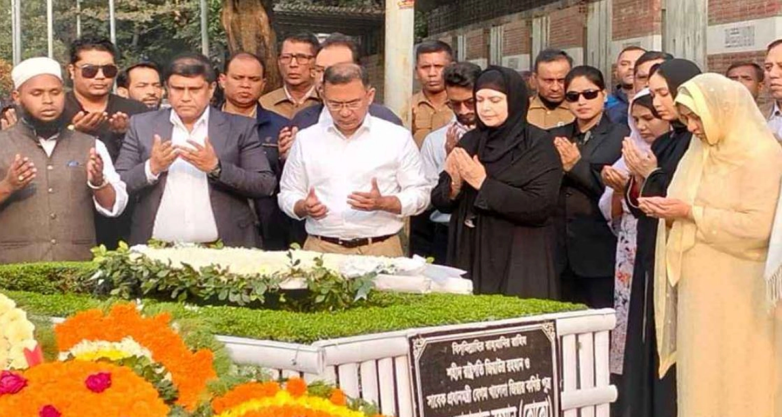 ছোট ভাই কোকোর কবরে ফাতেহা পাঠ ও দোয়া করলেন তারেক রহমান