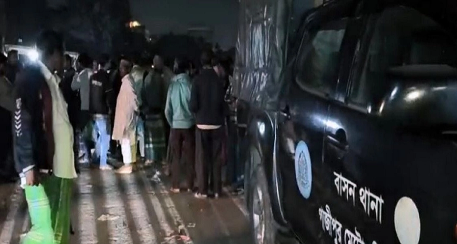 গুলি ছুড়ে ও ককটেল ফাটিয়ে ২৪ লাখ টাকা ছিনতাই