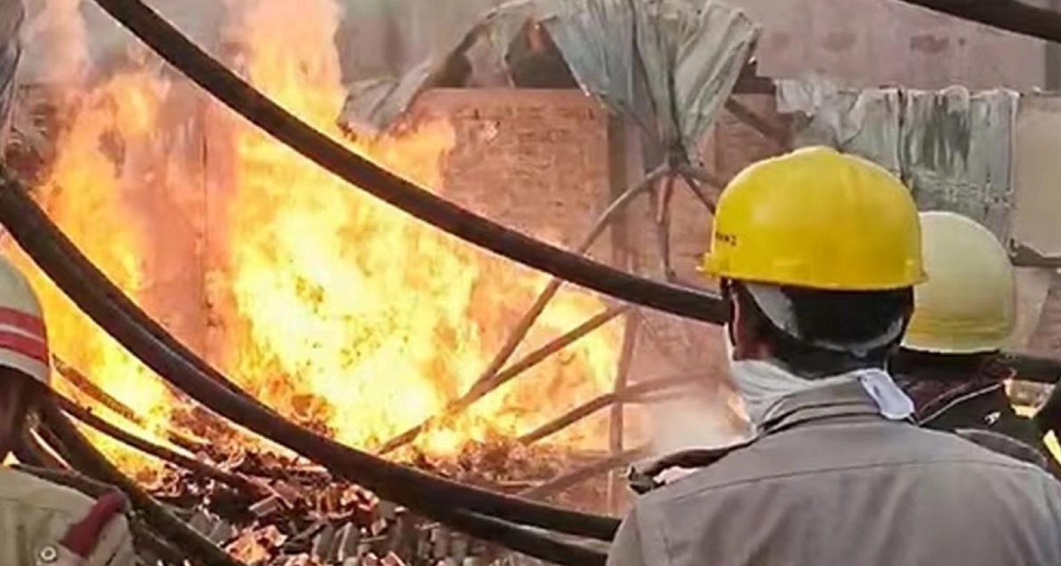 গুদামে ভয়াবহ অগ্নিকাণ্ড, ৩ জনের মৃত্যু, নিখোঁজ ১৩