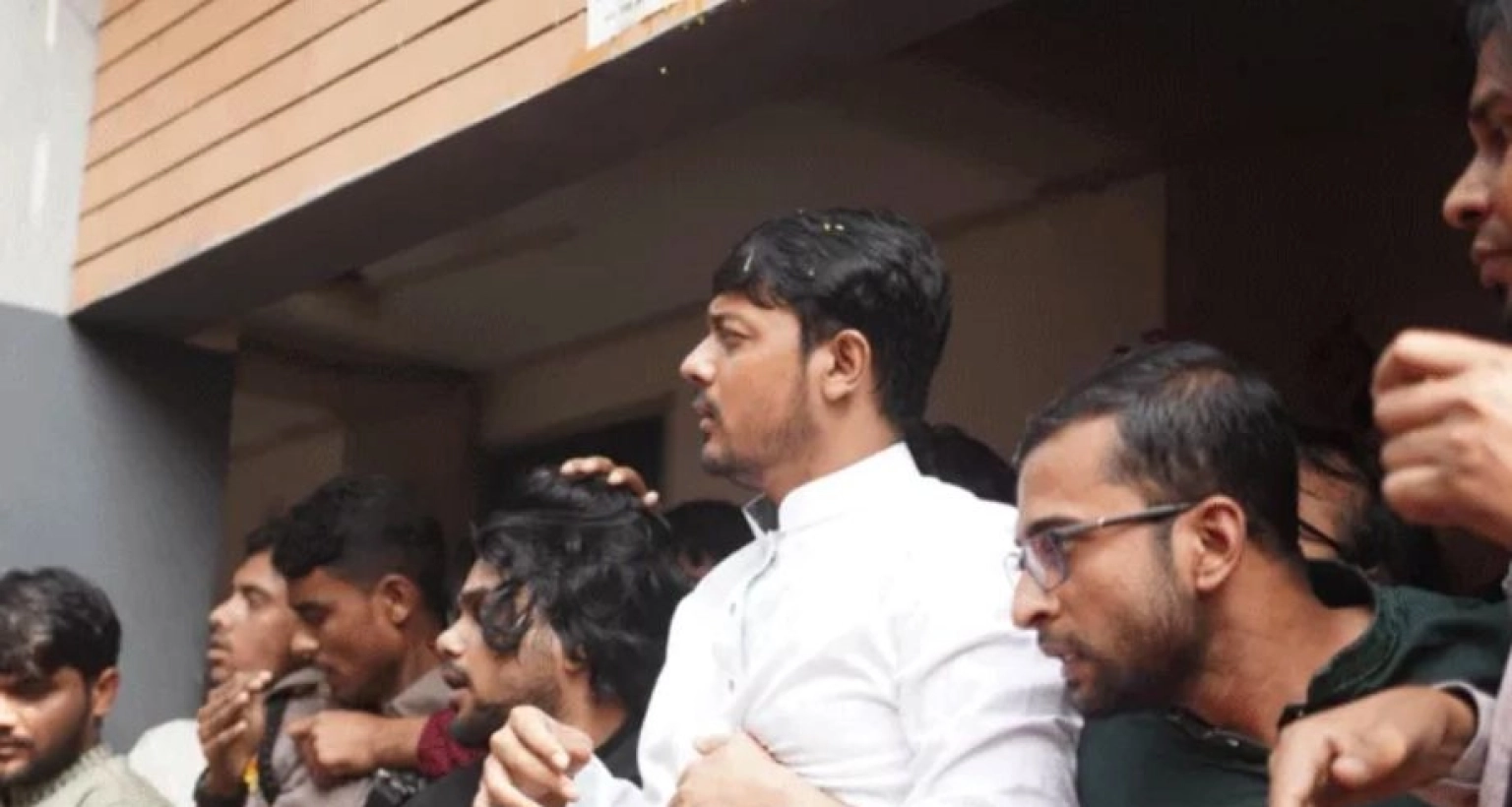 ভুয়া ভুয়া স্লোগান দিয়ে নাসীরুদ্দীন পাটওয়ারীর ওপর আবারো ডিম নিক্ষেপ