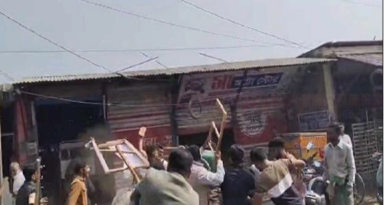 বিএনপি ও জামায়াত কর্মী-সমর্থকদের মধ্যে ভয়াবহ সংঘর্ষ, ঘটনাস্থলে পুলিশ ও সেনাবাহিনী