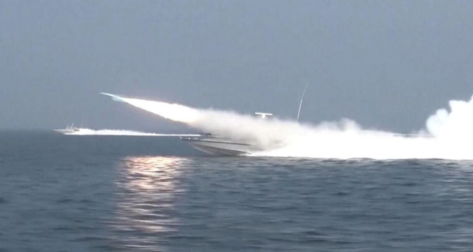 সমুদ্রের নিচে থাকা নিজেদের মিসাইল সুড়ঙ্গ উন্মোচন করল ইরান