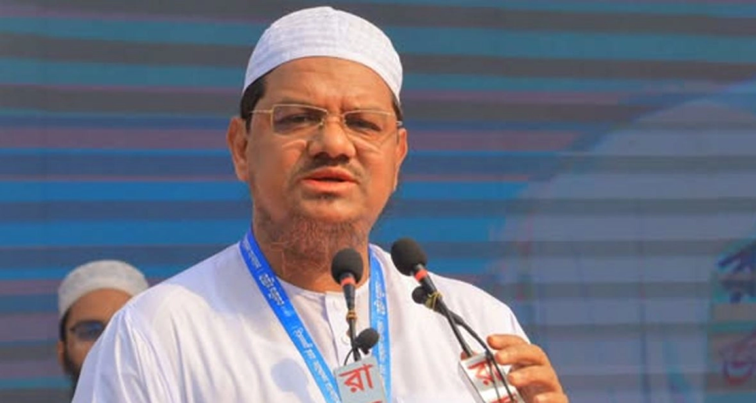 বেপর্দা নারীদের পাশে বসিয়ে সেলফি তোলেন জামায়াতের আমির: চরমোনাই পীর