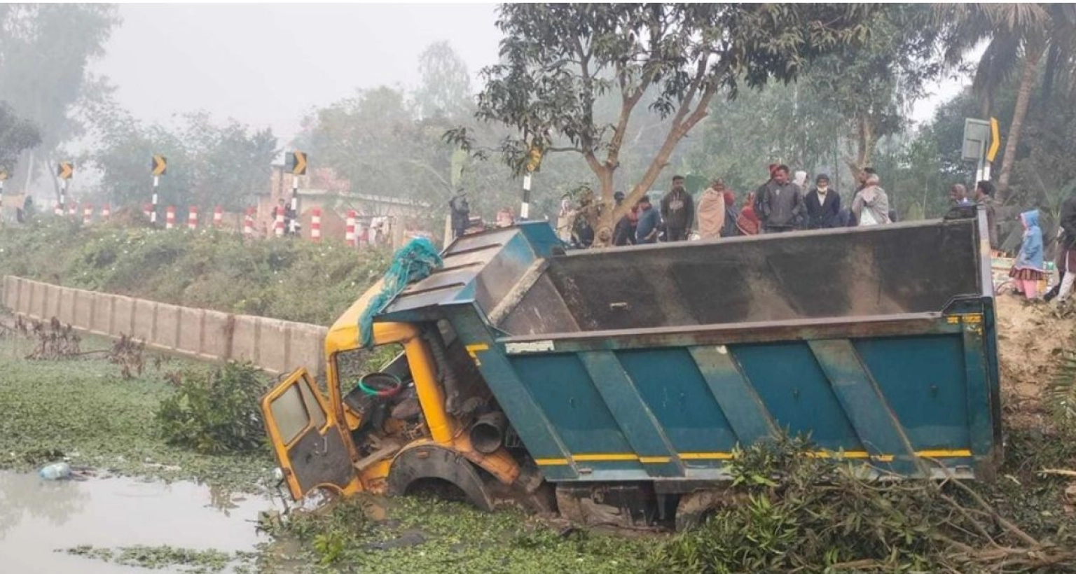 ট্রাকচাপায়-৫-জনের-মর্মান্তিক-মৃত্যু