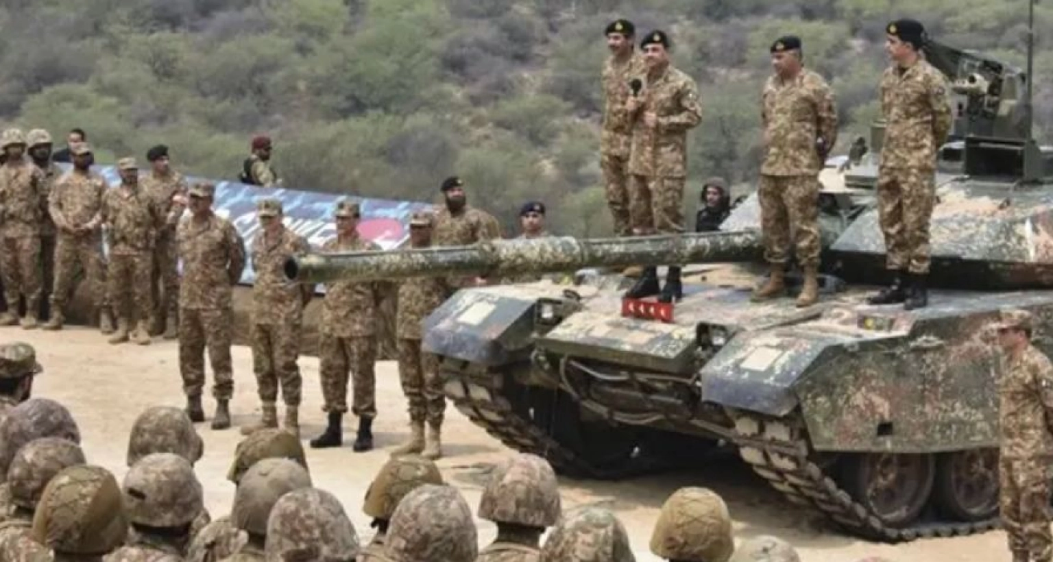 পালাচ্ছেন-হাজার-হাজার-বাসিন্দা--পাকিস্তানে-কী-ঘটেছে-জানেন-