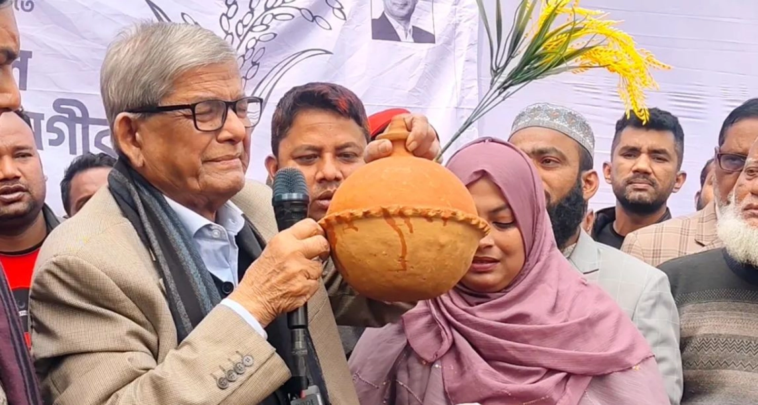 এই মাটির ব্যাংকটি হাতে নিয়ে কাঁদলেন মির্জা ফখরুল