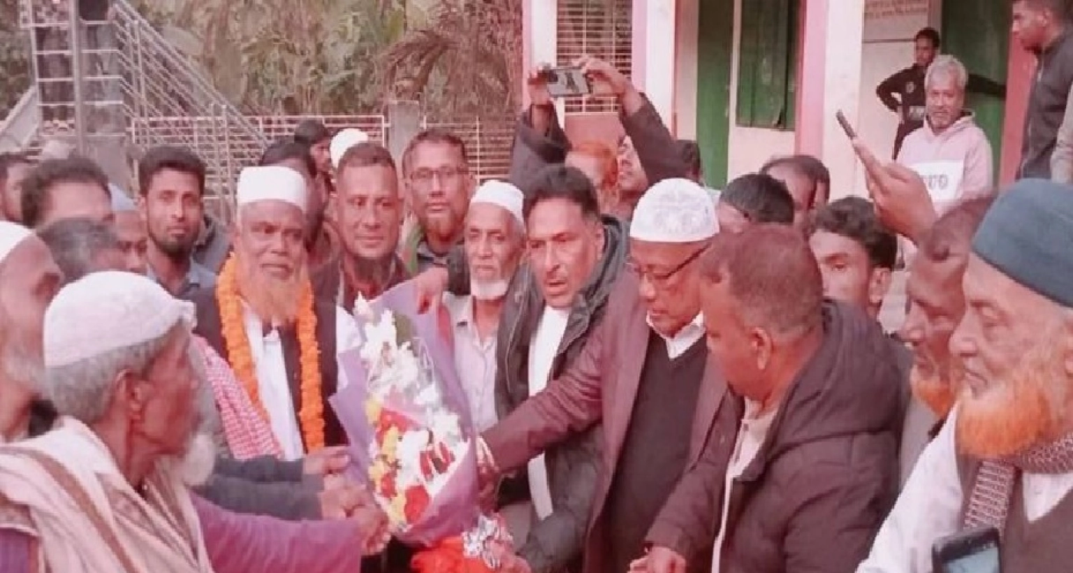 বিএনপিতে যোগ দিলেন আওয়ামী লীগের অর্ধশতাধিক নেতাকর্মী