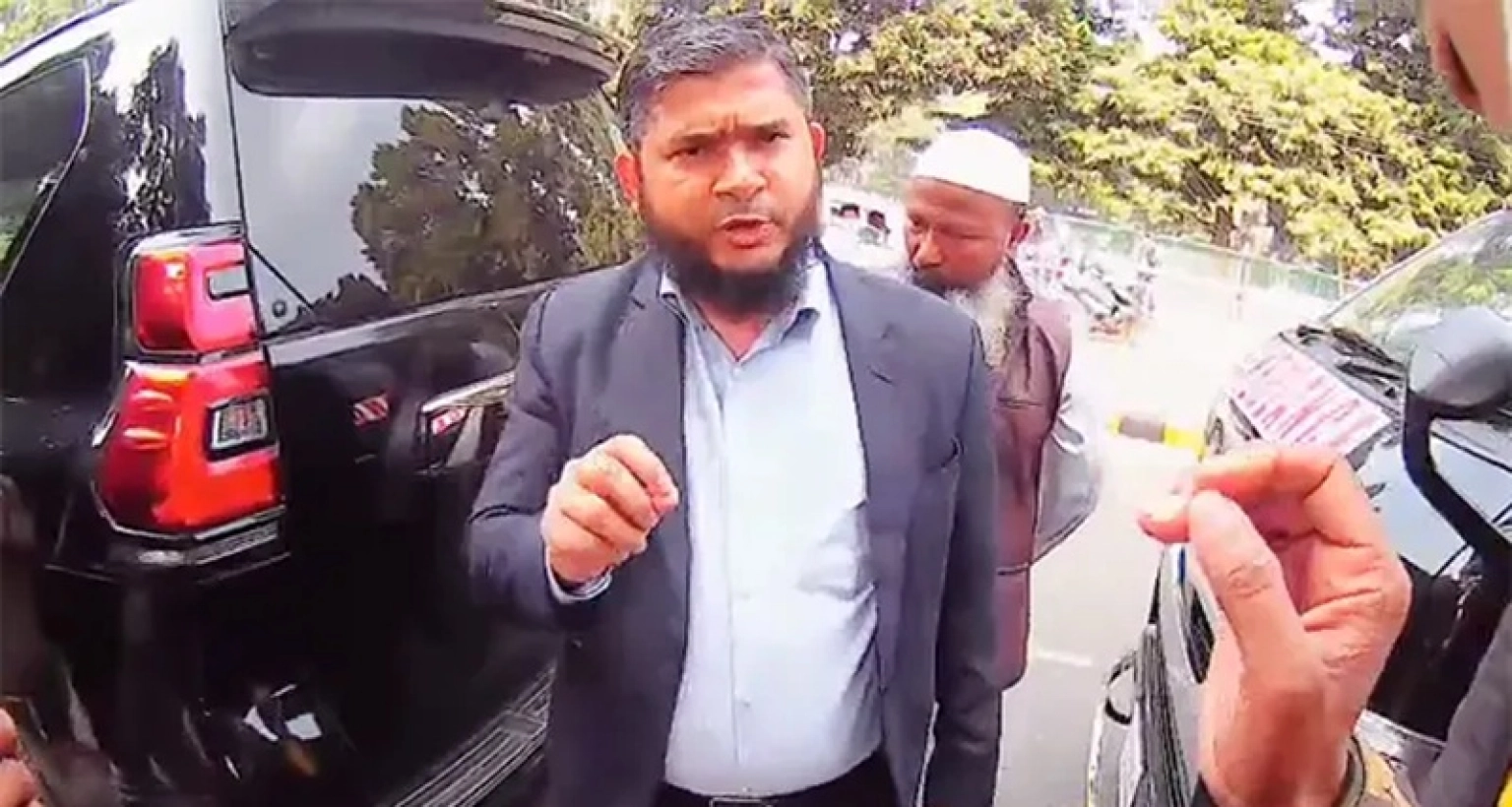 গানম্যান নিয়ে জামায়াত প্রার্থীর ক্যান্টনমেন্ট পার হওয়ার চেষ্টা, অতঃপর...