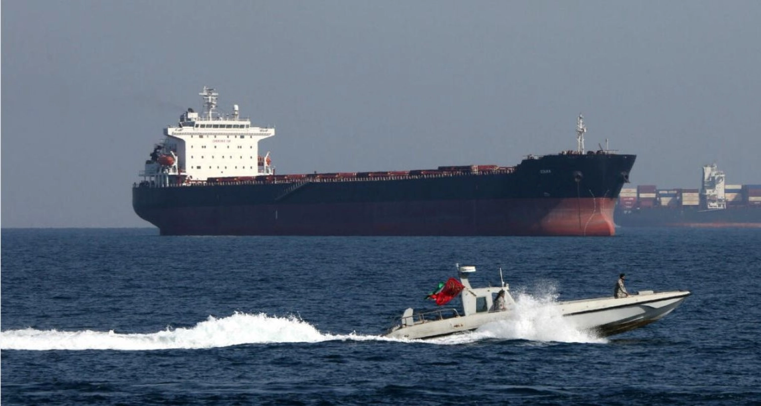 এবার যুক্তরাষ্ট্রের পতাকাবাহী জাহাজকে ‘ধাওয়া’ করল ইরানের নৌবাহিনী