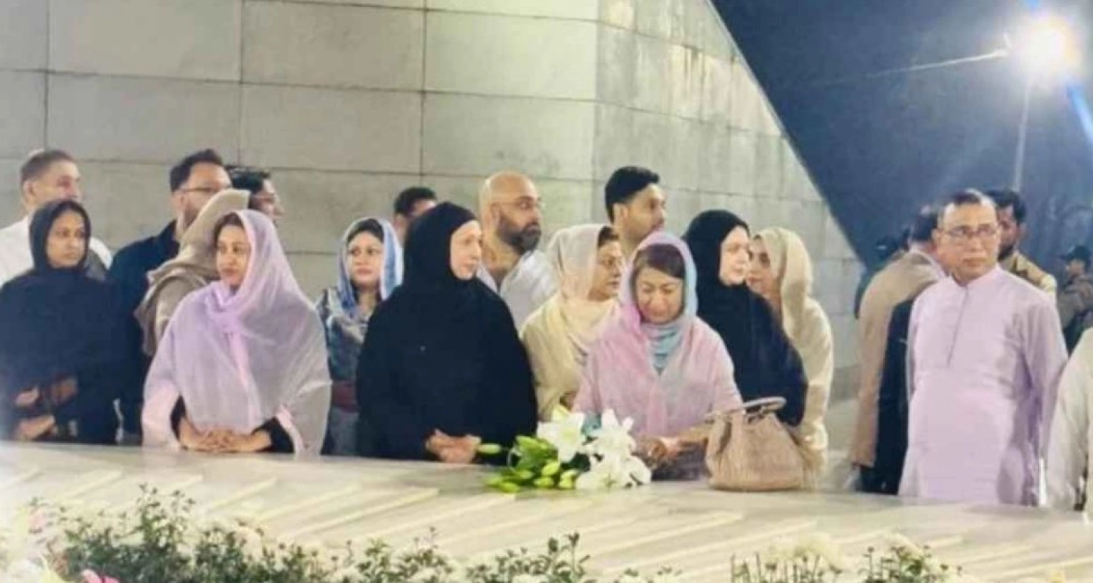  জিয়াউর রহমান ও খালেদা জিয়ার কবর জিয়ারত করলেন পরিবারের সদস্যরা