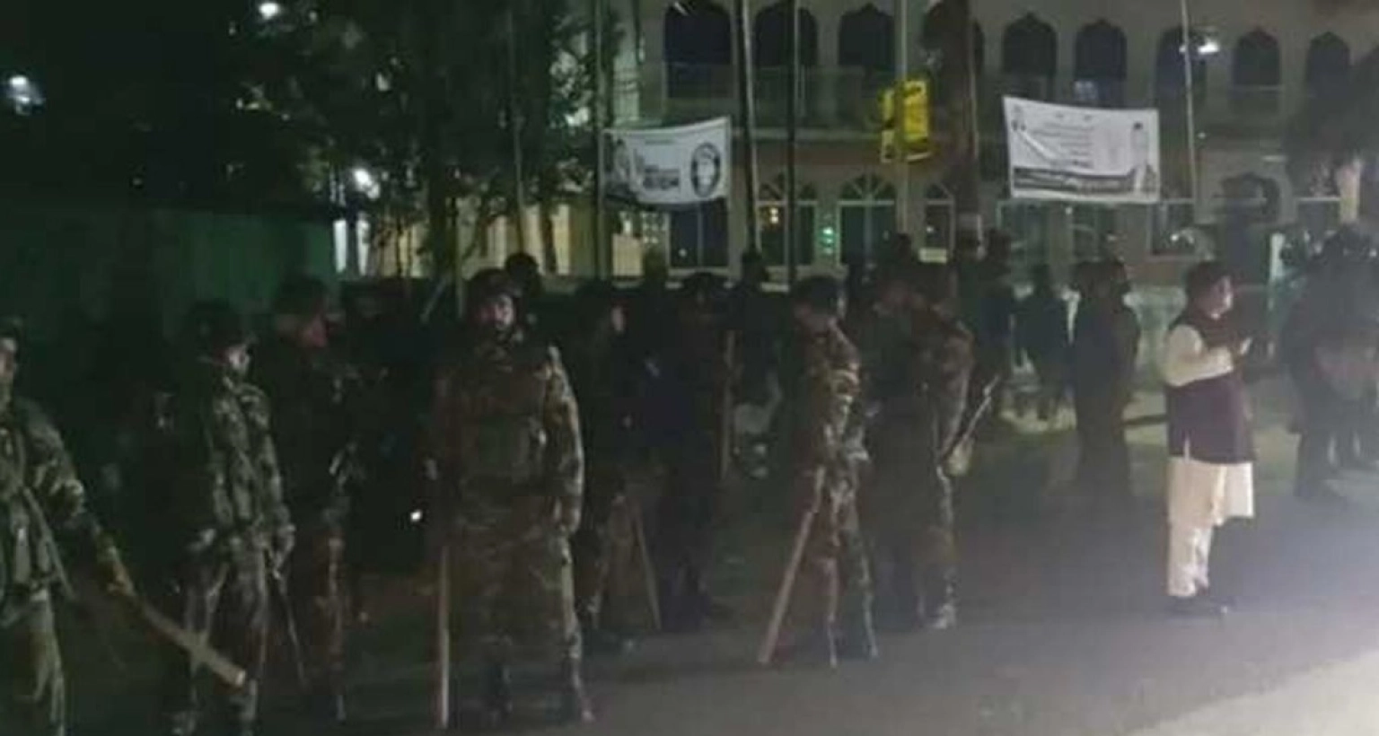 দেড়-ঘণ্টাব্যাপী-সংঘর্ষ-পরিস্থিতি-নিয়ন্ত্রণে-পুলিশ-ও-সেনাবাহিনীর-যৌথ-প্রচেষ্টা