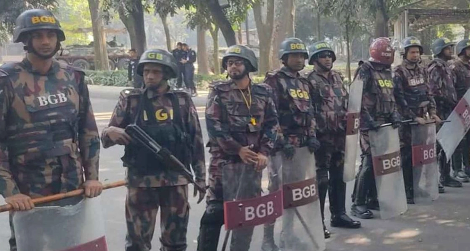 দফায় দফায় সংঘর্ষ, প্রধান উপদেষ্টার বাসভবন এলাকায় ১৪৪ ধারা জারি