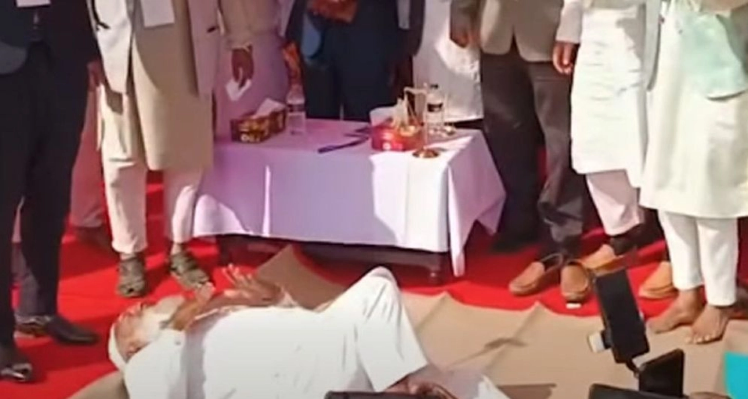 মঞ্চে শীতল পাটি পেয়ে শুয়ে পড়লেন জামায়াত আমির