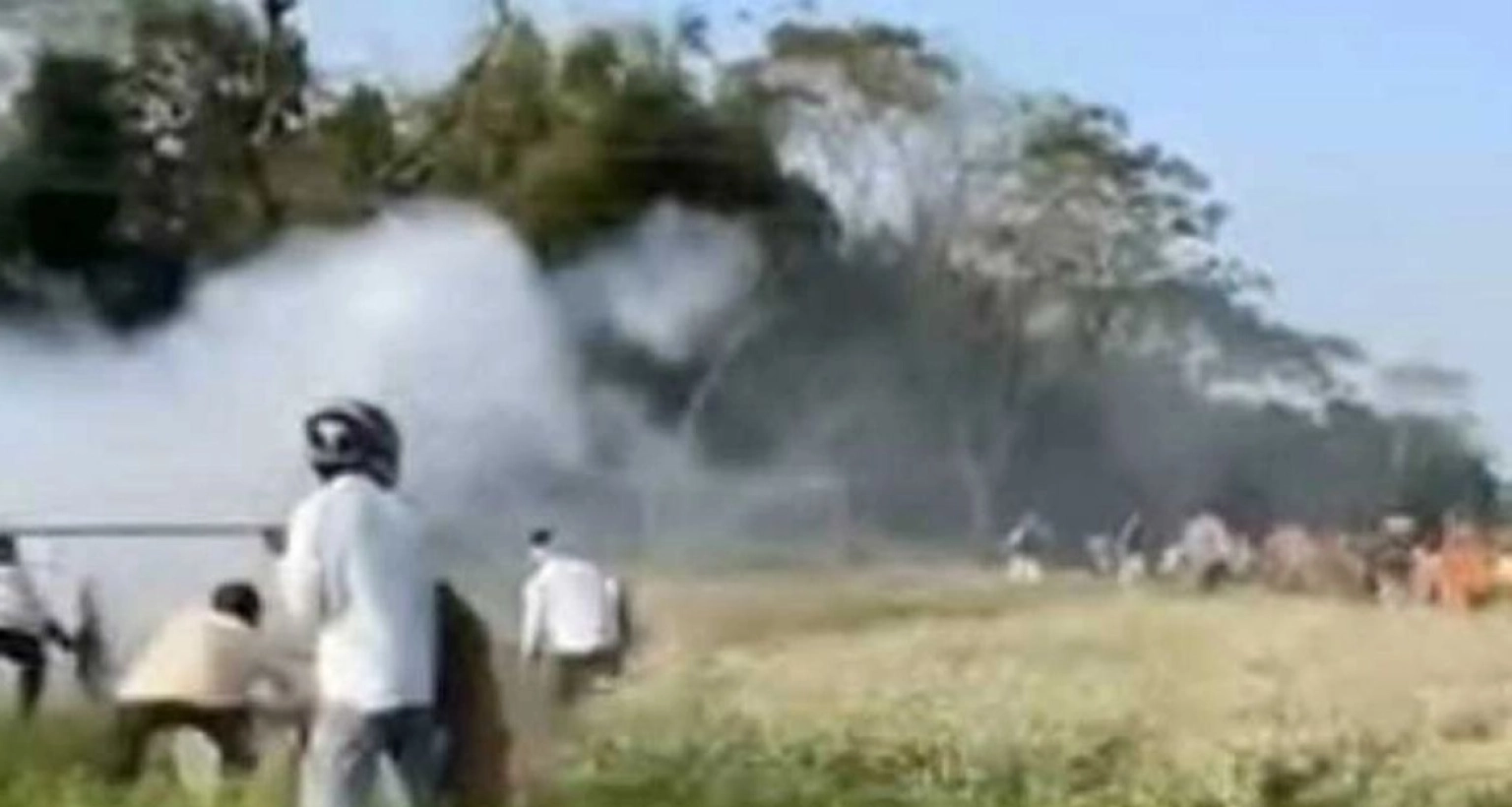 দুই ঘণ্টাব্যাপী সংঘর্ষে হাতবোমা বিস্ফোরণ, নিয়ন্ত্রণে পুলিশ ও সেনাবাহিনী