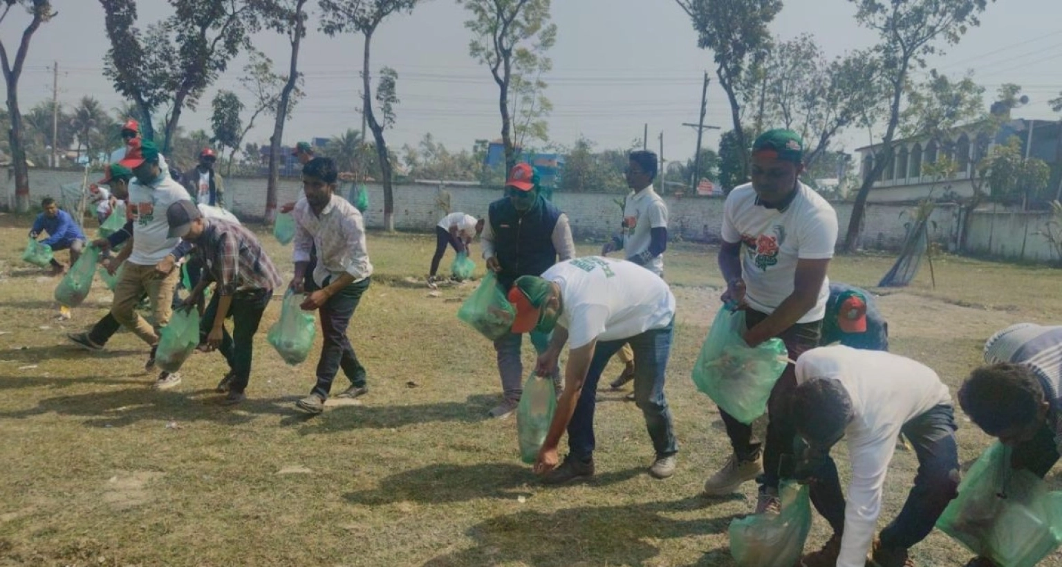 জামায়াতের-জনসভা-শেষে-পড়ে-থাকা-বর্জ্য-পরিষ্কার-করেছেন-বিএনপি-নেতারা