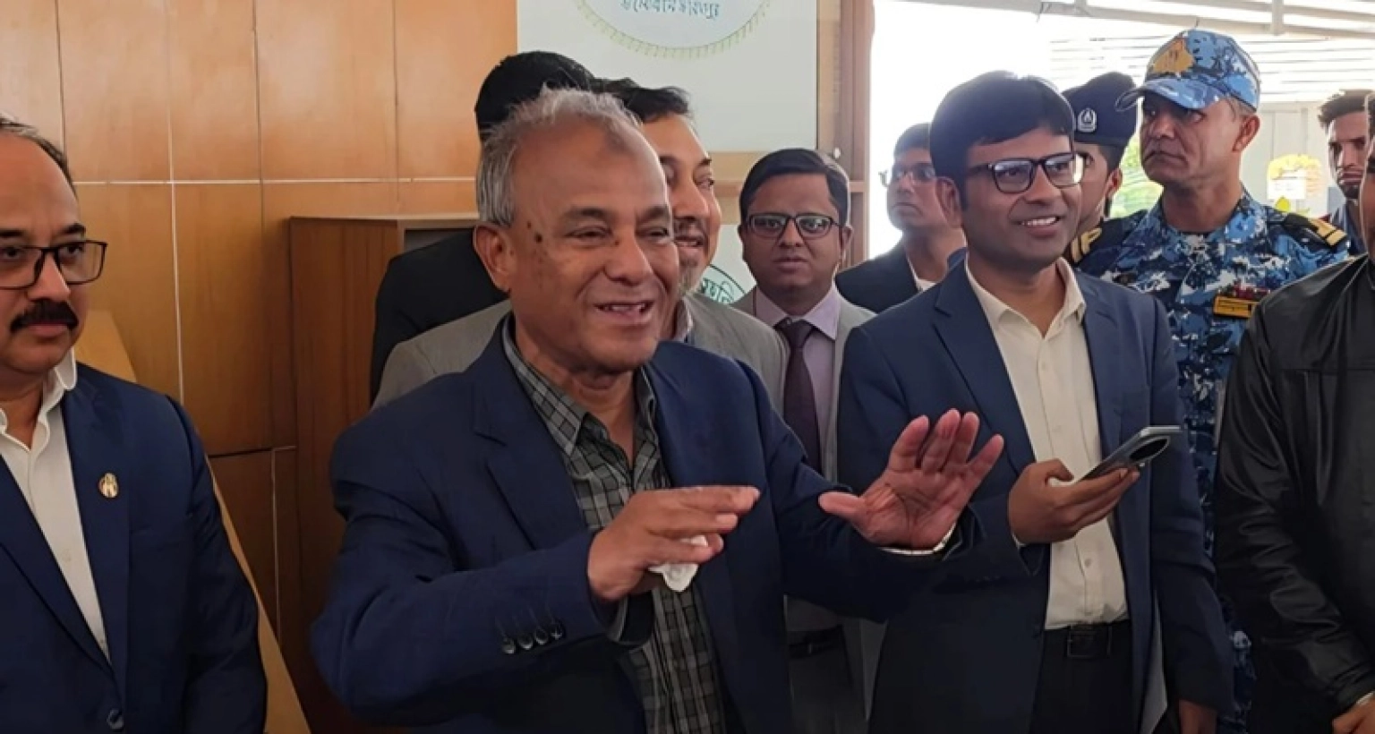 সাংবাদিককে স্বরাষ্ট্রমন্ত্রীর দায়িত্ব দিতে চান স্বরাষ্ট্র উপদেষ্টা