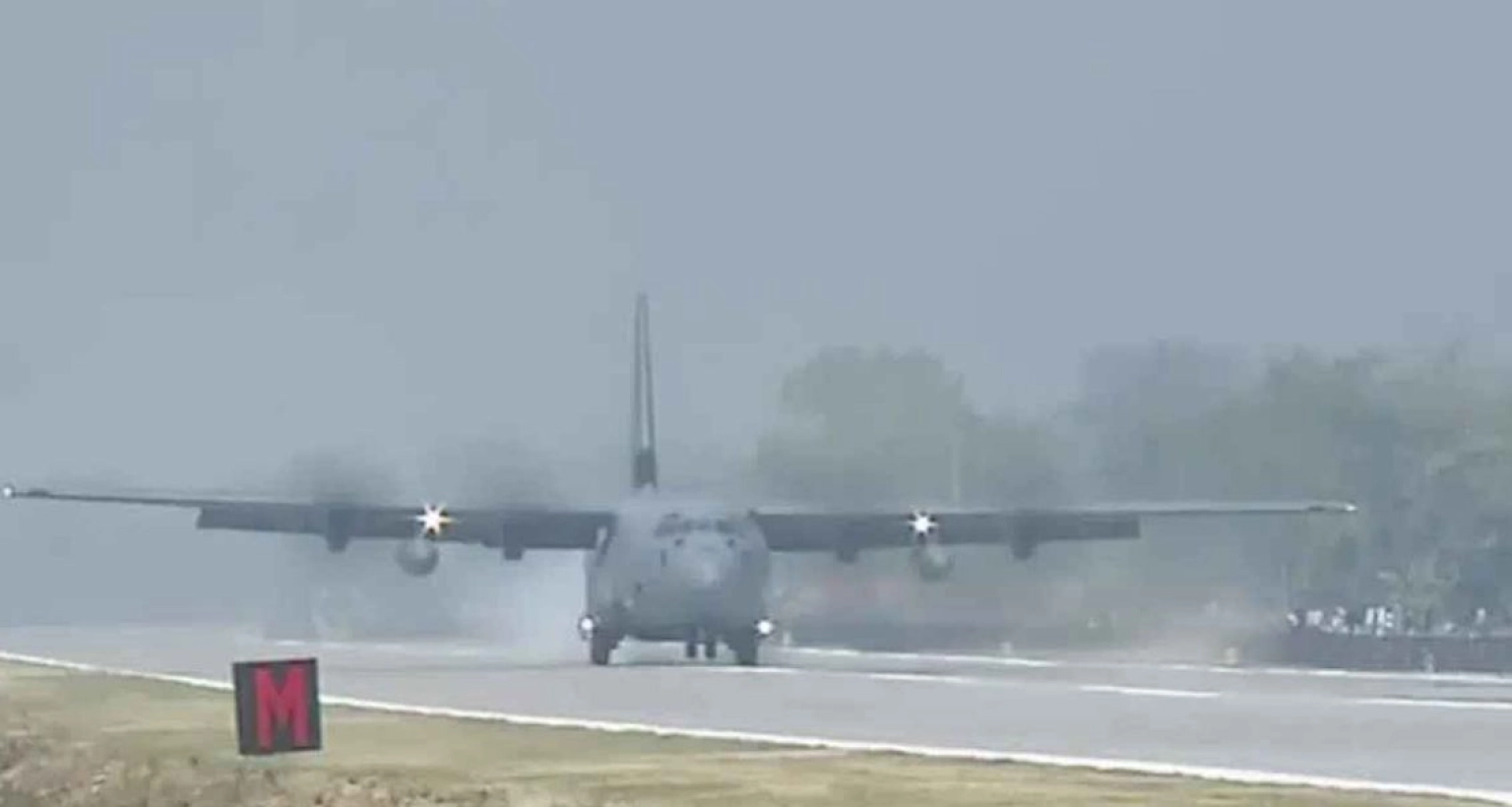 নরেন্দ্র মোদির বিমান হঠাৎ নেমে এলো মহাসড়কে